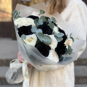Черные розы с ранункулюсами