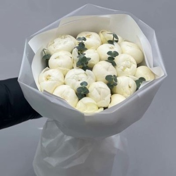 Букет из 17 белых пионов